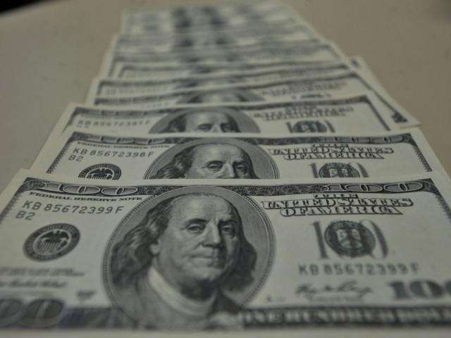 A R$ 4,48, d&oacute;lar fecha pr&oacute;ximo da estabilidade, mas volta a bater recorde