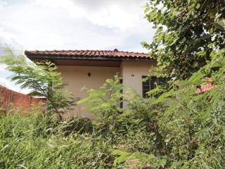 Banco retoma casas e abandono preocupa moradores em condom&iacute;nio