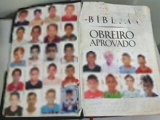 Bíblia continha fotos de vários meninos na contracapa (Foto: Divulgação Rádio Caçula)