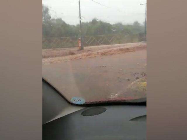 Motorista fica ilhado em cal&ccedil;ada para escapar de enxurrada no Nova Lima
