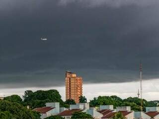 Campo Grande amanheceu com céu nublado nesta segunda-feira. (Foto: Henrique Kawaminami)