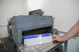 Máquina que realiza as alterações nas placas (Foto: Marcos Maluf)