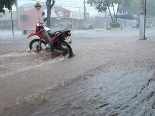 Avenida Brasil alagada em Batayporã após as chuvas que ocorrem desde a manhã de hoje. (Whatsapp)