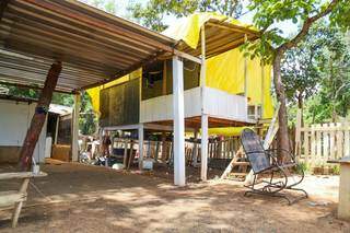 Casa da mãe de Tabata chama atenção pelo barraco suspenso que parece casinha na árvore. (Foto: Marcos Maluf)