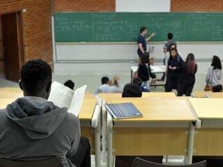 Acadêmicos em sala de aula (Foto: Agência Brasil)