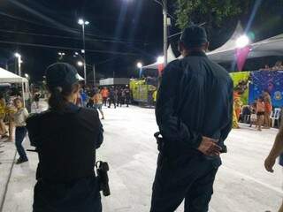Policiais que fiscalizavam o evento, durante a noite de ontem. (Foto: Divulgação) 
