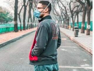 Gabriel Santana em uma das fotos postadas quando passou pela China. (Foto: Reprodução Instagram)