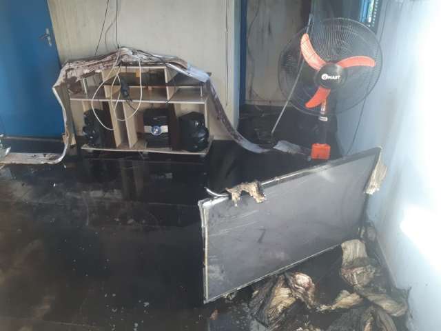 Briga de casal termina com vila de quitinetes incendiada no interior 