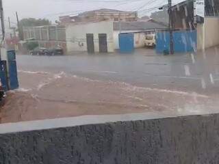 Chuva ficou acumulada nas laterais da avenida Salgado Filho. (Foto: Reprodução/Vídeo)