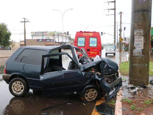 Na chuva, m&eacute;dico bate carro em poste enquanto seguia para o plant&atilde;o