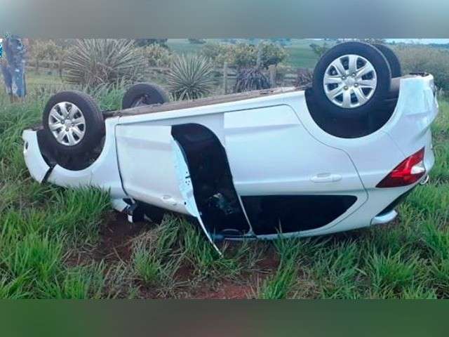 Carro com jogadores recém-contratados e dirigente capota a caminho de MS