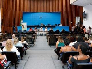 Mulheres pedem mais espa&ccedil;o nos partidos e cotas em Parlamento