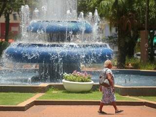 Na Praça Ary Coelho, idosa passa em frente ao chafariz, um &quot;respiro&quot; no meio do dia quente. (Foto: Marcos Maluf)