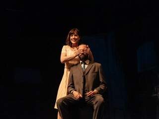Fausto é surpreendido por Sara, seu grande amor na peça. (Foto: Divulgação)