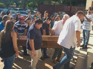 Amigos e familiares carregam caixão com corpo do jornalista Leo Veras (Foto: Marciano Candia/Ultima Hora)