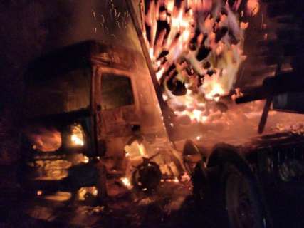 Incêndio destrói tritrem carregada de madeira na BR-158