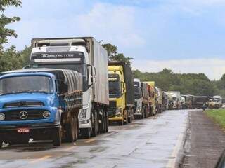 Trânsito ficou congestionado na BR-262. (Foto: Marcos Maluf)