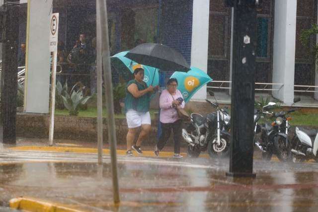 Chuva com granizo chega na hora do almo&ccedil;o no 1&ordm; dia &uacute;til de 2020