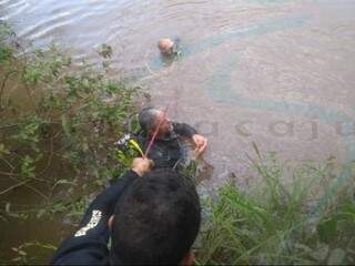 Bombeiros utilizaram uma corda para puxar o corpo do fundo do rio. (Foto: Maracaju Speed) 