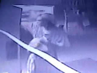 Câmera flagrou ladrão furtando latas de refrigerante do freezer. (Foto: Reprodução/Furto)