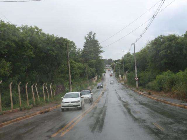 Chuva &ldquo;aqui e acol&aacute;&rdquo; ameniza temperatura em Campo Grande