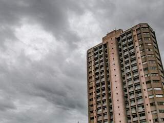 Domingo ser&aacute; de altas temperaturas e pancadas de chuva em todo o Estado