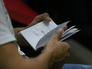 Candidatos em busca de uma oportunidade de trabalho na agência de emprego, localizada no Centro (Foto: Marcos Maluf) 