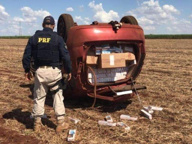 Carro capota durante persegui&ccedil;&atilde;o e 400 mil cigarros s&atilde;o apreendidos