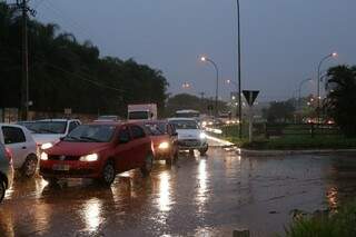 Congestionamento de veículos na rotatória depois que a água baixou. (Foto: Kisie Ainoã)