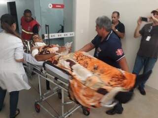 Momento em que o genro de Dirceu Lanzarini chegava ao Hospital do Coração, em Dourados (Foto: Adilson Domingos)