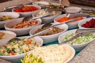 Opções de saladas que estão no buffet dos pratos frios. (Foto: Henrique Kawaminami)