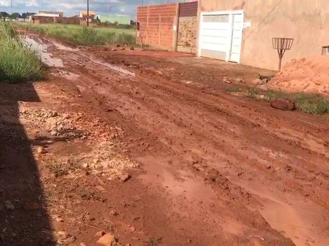 Chuva n&atilde;o d&aacute; tr&eacute;gua e atoleiros se espalham por Campo Grande