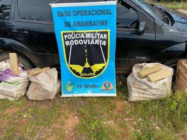 Ap&oacute;s persegui&ccedil;&atilde;o, traficante consegue fugir e abandona carro carregado com droga