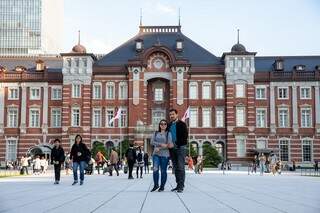 Antonio ao lado da namorada, Lisiane em frente a estação de Tóquio (Foto: Antonio Arguello)