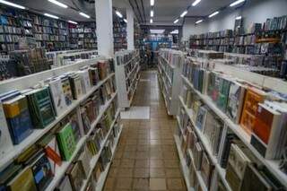 São mais de 180 mil livros de estoque (Foto: Marcos Maluf)