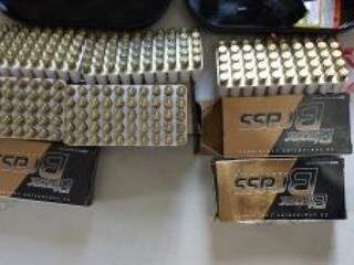 Trio abandona ve&iacute;culos com arma, muni&ccedil;&otilde;es e 895 quilos de maconha 