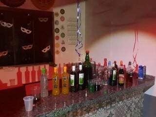 Bebidas estavam sendo servidas livremente para crianças e adolescentes. (Foto: Divulgação/Polícia Civil)