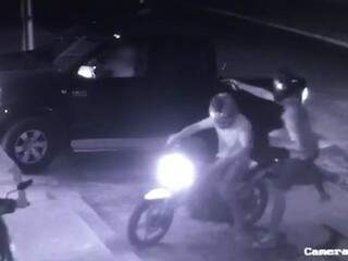 Momento em que assaltantes renderam empresário para levar caminhonete (Foto: Reprodução)