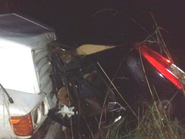 Acidente entre carro e carreta com carv&atilde;o mata casal e filha de 1 ano
