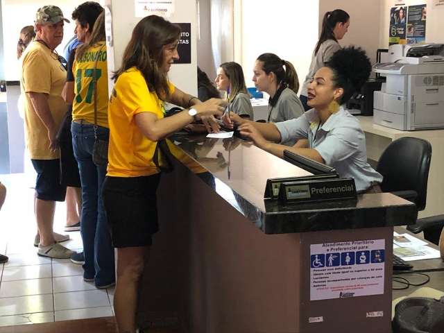 Em frente a cart&oacute;rio, declarar apoio a partido de Bolsonaro custa at&eacute; R$ 75