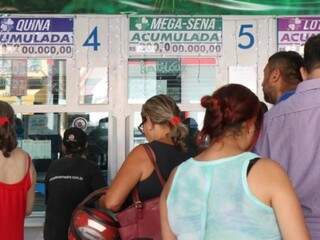 Apostadores aguardando atendimento em lotérica da Capital. (Foto: Marcos Maluf) 