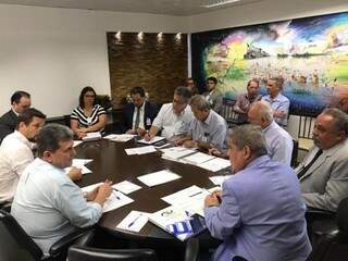 Reunião com conselheiro Waldir Neves, representantes do Consórcio Guaicurus, representantes do Município e vereadores (Foto: Fernanda Palheta)