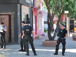 Policias em um dos estabelecimentos furtados pelos suspeito. (Foto: Divulgação/PolíciaCivil) 