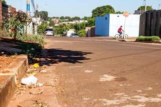 Cruzamento da Rua Charlote com a Travessa Uapes, no Aero Rancho, onde homem foi morto na madrugada de hoje, depois que jovens foram atingidos no Lageado (Foto: Henrique Kawaminami)