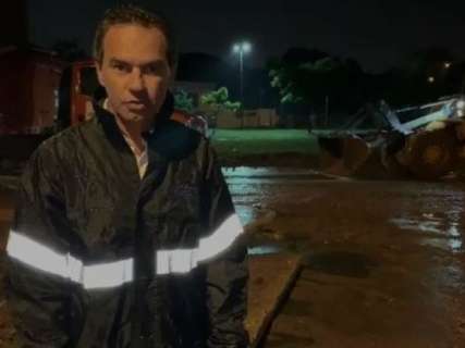 Prefeitura coloca 100 homens para recuperar estragos de chuva recorde