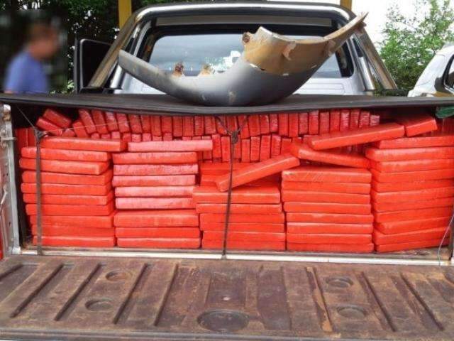 Com 860 Kg de maconha, camionete furtada &eacute; apreendida ap&oacute;s bater &aacute;rvore