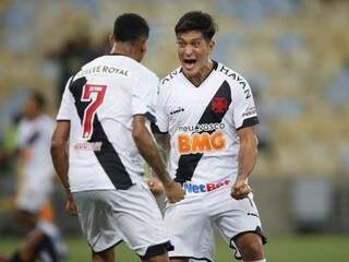 Cano comemora o gol da vitória com Marrony (Foto: Rafael Ribeiro/Vasco)