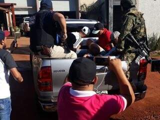 Pistoleiros sendo levados pela polícia durante operação que desarticulou parte da quadrilha do narcotraficante Minotauro (Foto: 780AM)