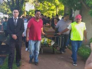 Léo Veras foi enterrado no Cemitério Municipal Cristo Rei (Foto: Direto das Ruas)