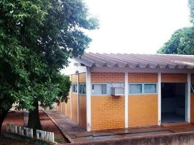 Homem espanca esposa, arrasta pela rua e mulher fica sem roupas